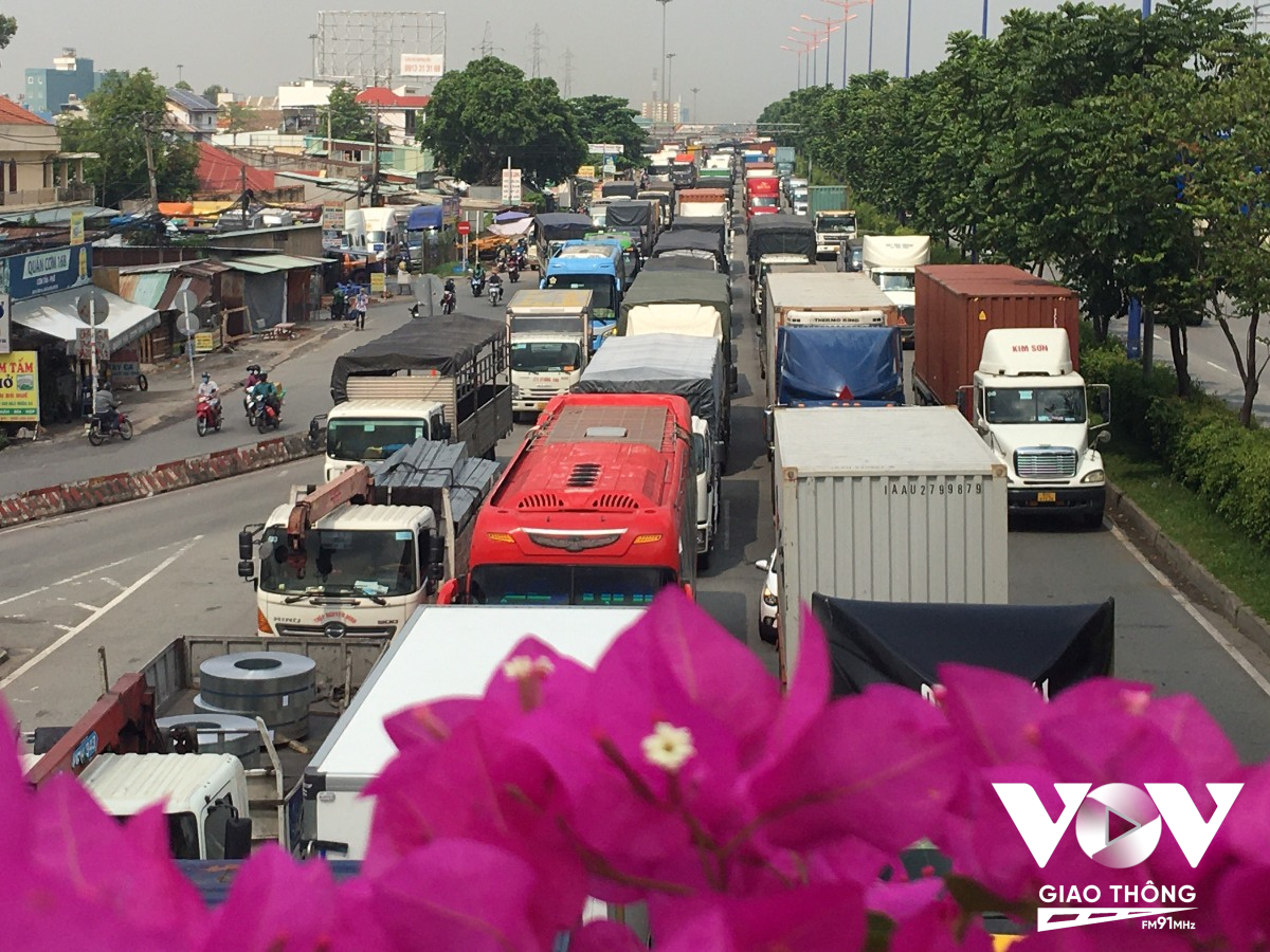 Ngay từ sáng sớm nay (27/4), hàng ngàn phương tiện đã nối đuôi nhau trên tuyến quốc lộ 1 hướng từ cầu vượt Trạm 2 (TP. Thủ Đức) đến ngã 4 Vũng Tàu (tỉnh Đồng Nai).