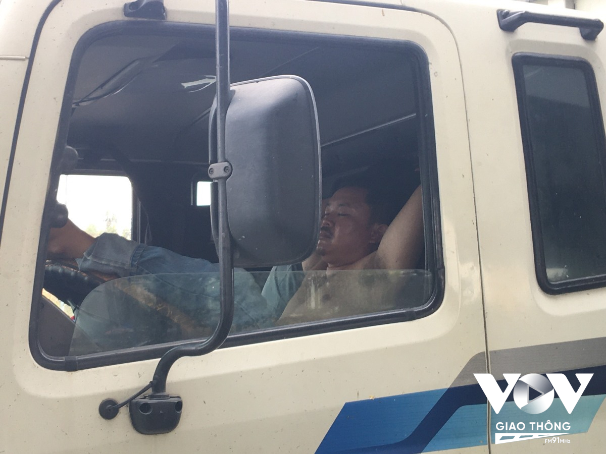 “Mình di chuyển từ ngã 4 Bình Thái về đến Khu công nghệ cao có hơn 1km nhưng 1 giờ đồng hồ rồi vẫn chưa thể lưu thông qua được…”, một tài xế xe tải cho biết.