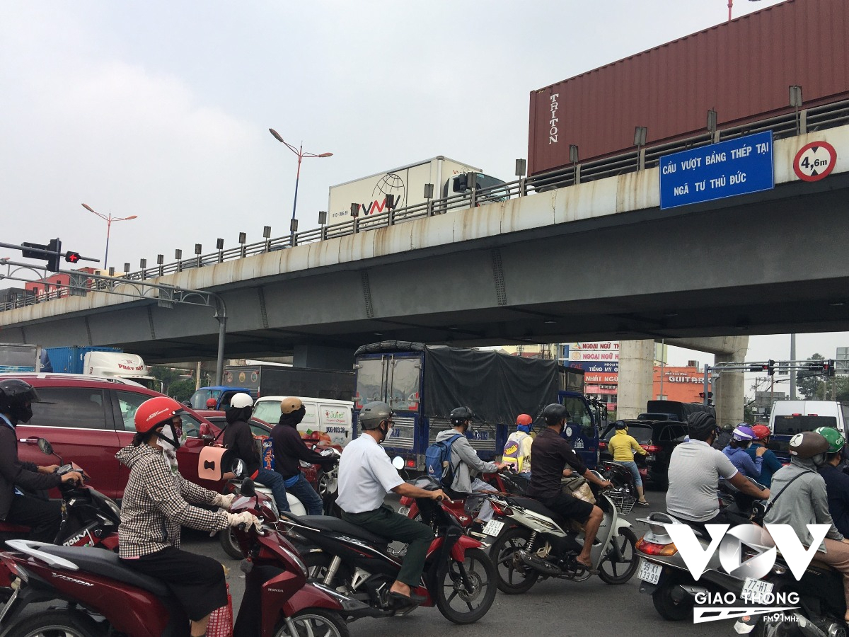 Các tuyến đường xung quanh xa lộ Hà Nội như Lê Văn Việt, Võ Văn Ngân, đường song hành, Nguyễn Văn Bá… cũng rất khó khăn.