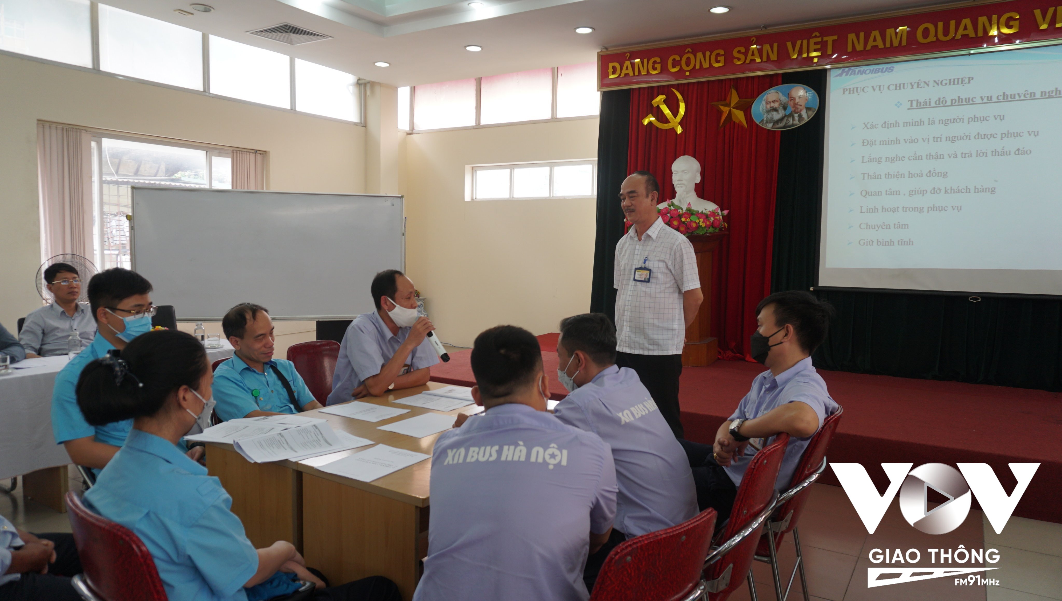 Ông Phan Quang Minh, giảng viên nội bộ của Transerco cùng các học viên trao đổi về những tình huống phát sinh trong quá trình vận hành tuyến xe buýt.