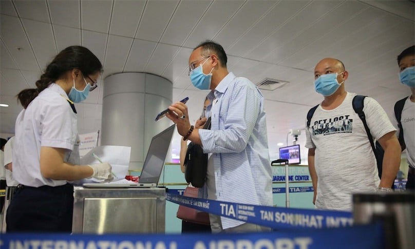 Việt Nam chính thức tạm dừng khai báo y tế tại tất cả cửa khẩu. Ảnh: Vnexpress