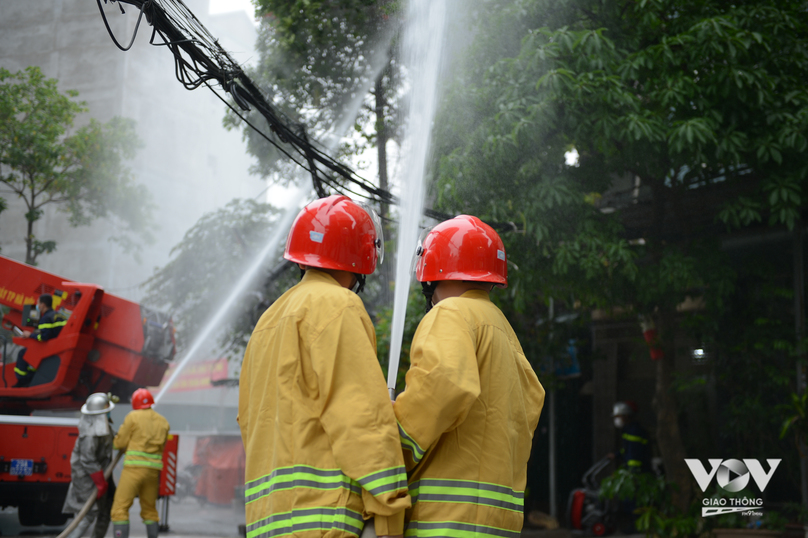 Máy bơm nước tại chỗ nhanh chóng được kích hoạt để lấy nguồn nước, hỗ trợ lực lượng PCCC&CNCH quận Nam Từ Liêm dập tắt đám cháy.
