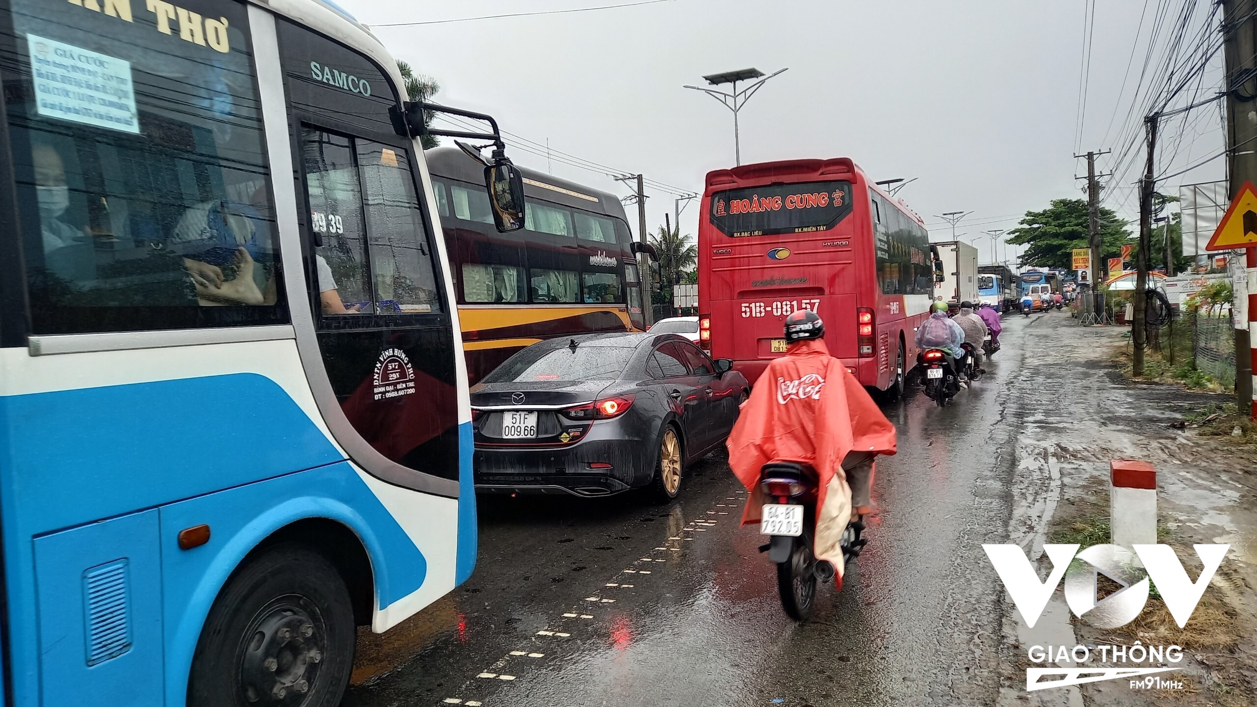 Quốc lộ 1A, đoạn qua tỉnh Vĩnh Long sáng 29/4, trời mưa to, xe đông, các phương tiện di chuyển chậm
