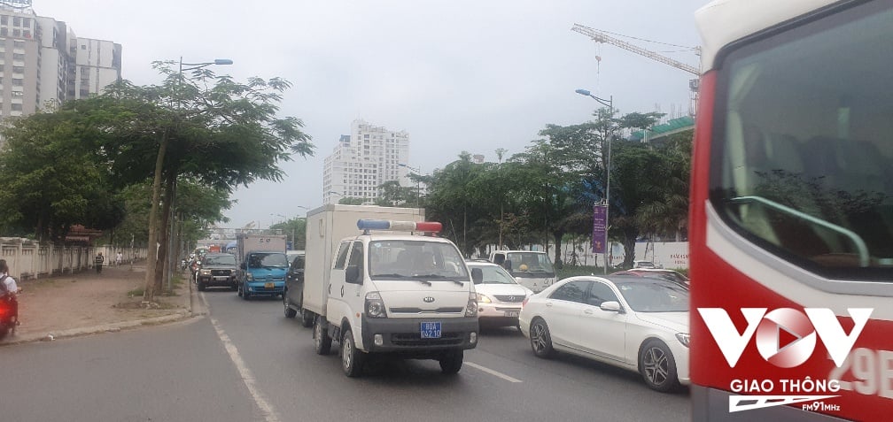 Còn tại Hà Nội, theo ghi nhận của PV VOVGT, tại ngã tư Võ Chí Công - Nguyễn Hoàng Tôn và ngã tư Võ Chí Công - Xuân La, mật độ giao thông gia tăng nhanh và rất đông đúc, các phương tiện di chuyển mất nhiều thời gian và khó khăn