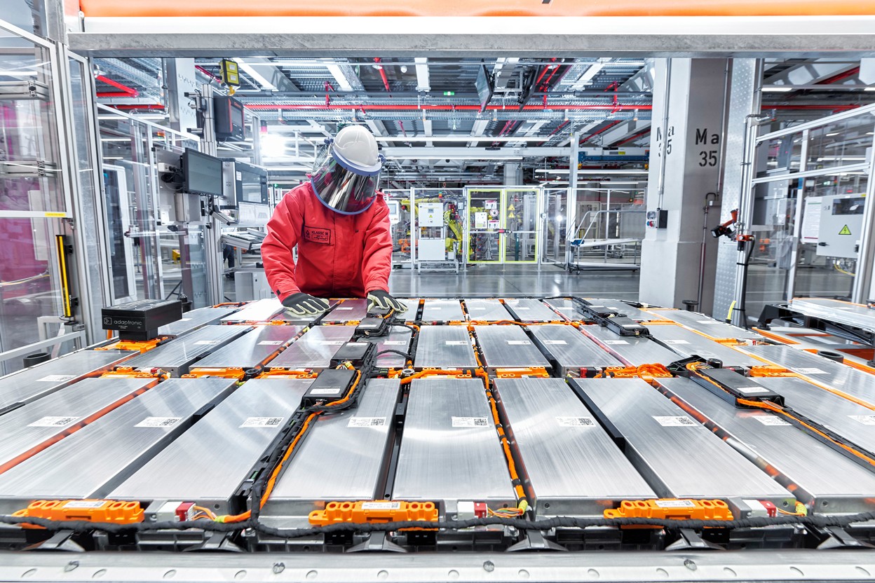 Pin ô tô điện được lắp ráp tại nhà máy sản xuất của Audi ở Brussels.