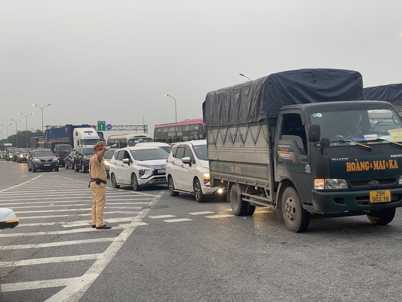 Lực lượng chức năng phân luồng giao thông tại nút Cao Bồ, Hà Nội