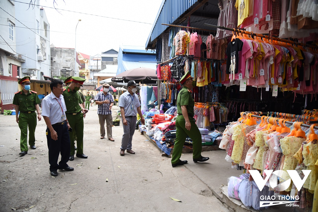 Đoàn công tác Công an TP Hà Nội và Công an huyện Sóc Sơn kiểm tra công tác đảm bảo an toàn PCCC tại chợ Hiền Ninh (Sóc Sơn)
