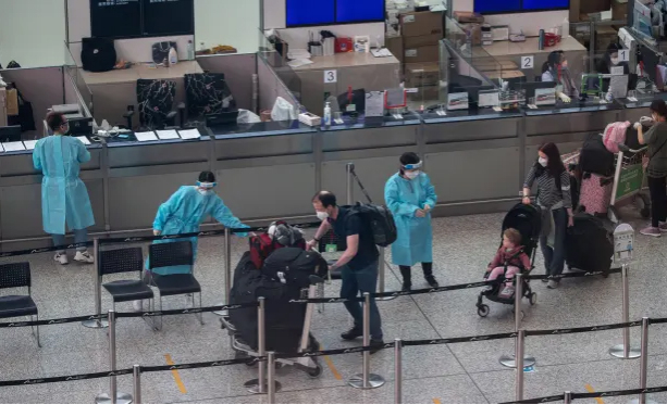 Hành khách tại sân bay quốc tế Hong Kong, Trung Quốc. Ảnh: EPA