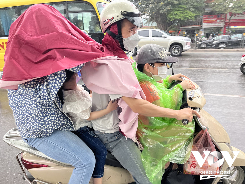 Vợ chồng anh Kiên cho biết, do 2 con còn nhỏ và vẫn lo ngại về dịch bệnh nên đã chọn về quê bằng xe máy, hơn nữa quê anh ở Hà Nam đi về không quá mất nhiều thời gian. Chỉ hơi vất vả vì bắt đầu chuyến hành trình lại gặp cơn mưa lớn