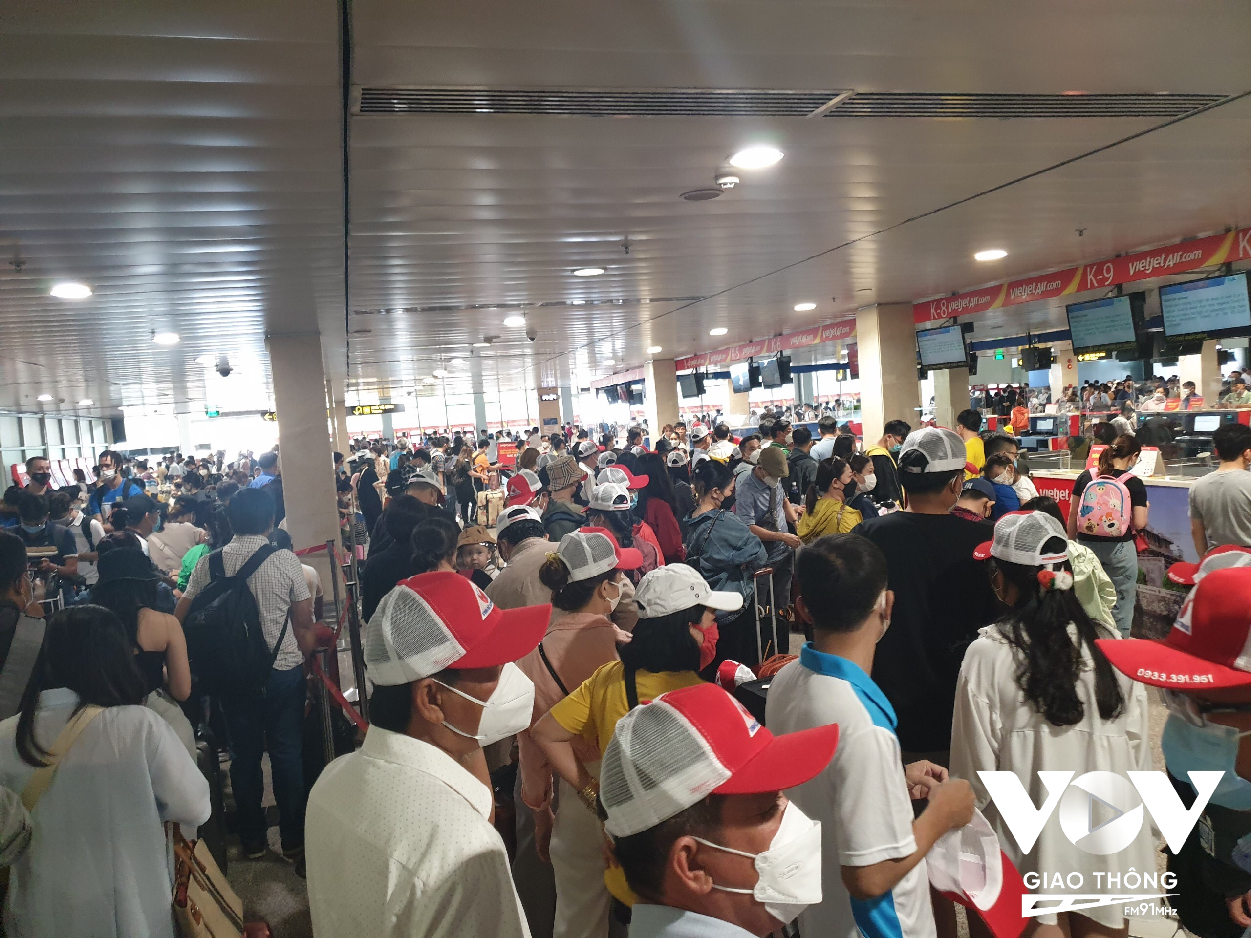Ghi nhận từ chiều nay (29/4), nhiều hành khách bắt đầu đến sân bay Tân Sơn Nhất để về quê, đi du lịch nhân dịp nghỉ Lễ 30/4 - 1/5.