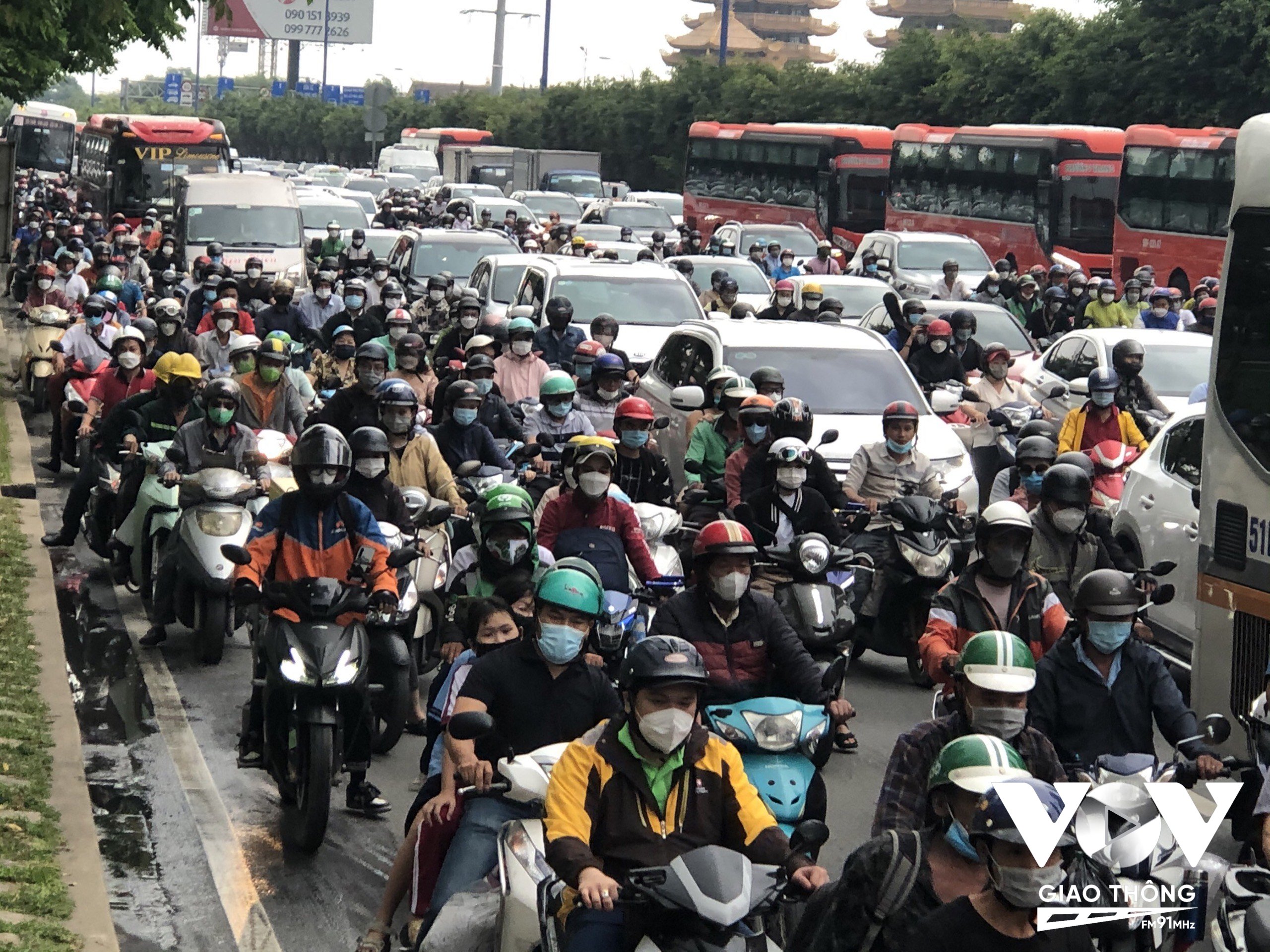 Tại cửa ngõ phía Đông cũng đông không kém, trên xa lộ Hà Nội hàng ngàn phương tiện nối đuôi nhau theo hướng vào đường Mai Chí Thọ (TP. Thủ Đức) để di chuyển lên cao tốc TP.HCM - Long Thành - Dầu Giây.