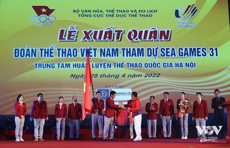 Trang phục chính thức của đoàn thể thao Việt Nam tại SEA Games 31 chính thức ra mắt. Trưởng đoàn thể thao Việt Nam Trần Đức Phấn nhận tài trợ áo đấu từ nhà tài trợ.