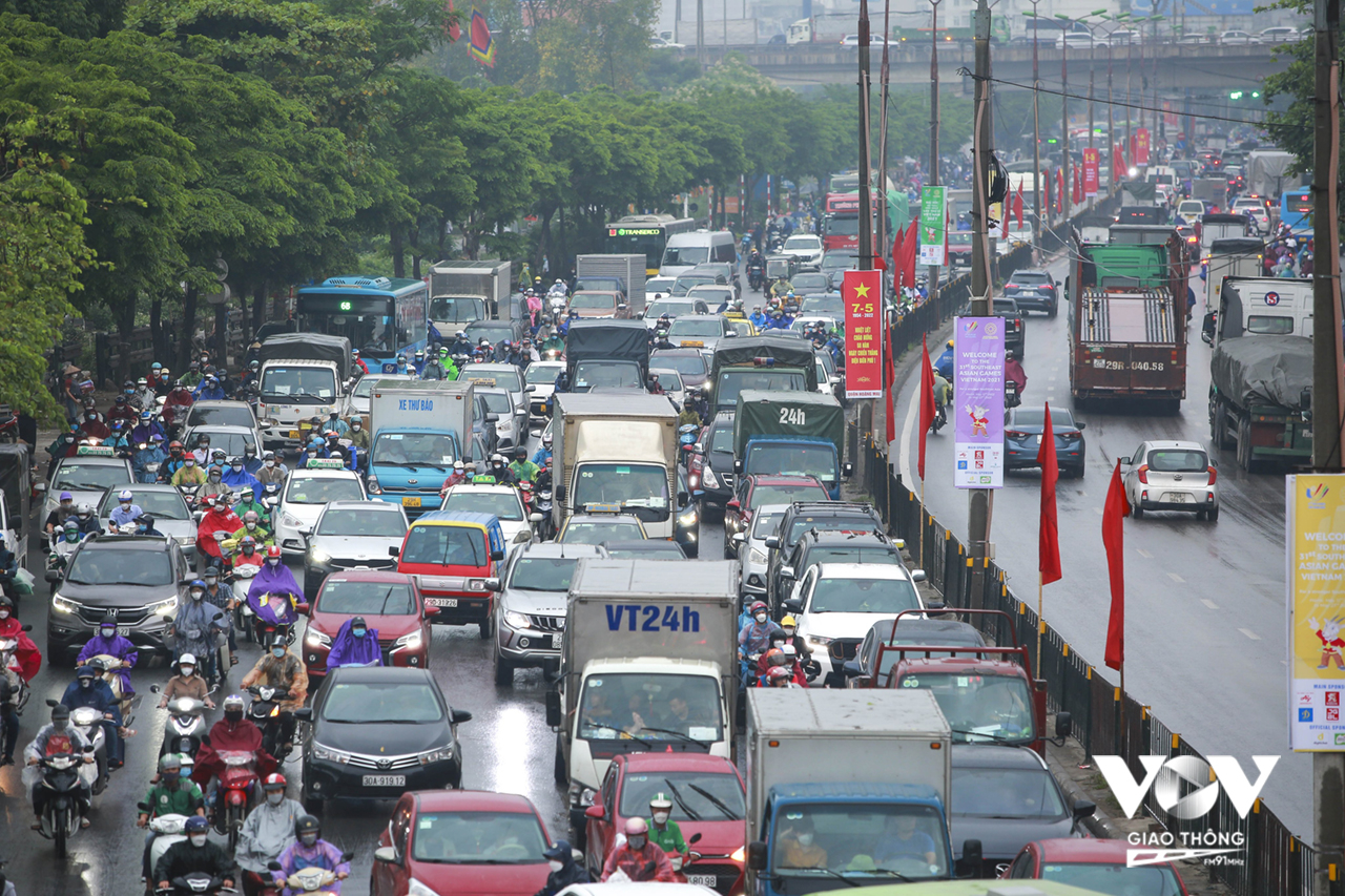 Dòng phương tiện cá nhân đông đúc di chuyển rời khỏi Hà Nội trên tuyến đường Giài Phóng.