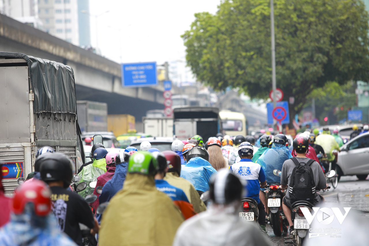 Ghi nhận tiếp tại nhiều tuyến đường như Phạm Hùng, Khuất Duy Tiến, Nguyễn Xiển… tại nhiều thời điểm xảy ra ùn tắc, lưu lượng phương tiện đông nghẹt thở.