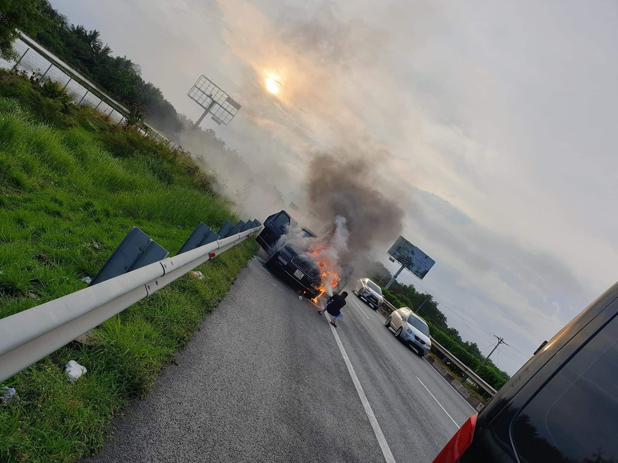 Chiếc xe sang bất ngờ bốc cháy khi đang dừng ở làn khẩn cấp (Ảnh: Quách Văn Hùng)
