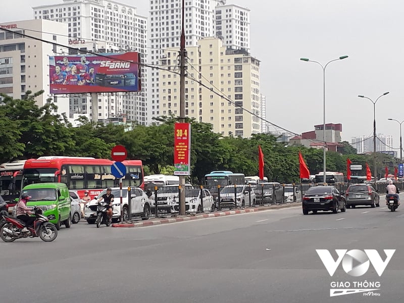 Hàng xe ùn dài, di chuyển chậm qua nút ngã ba Giải Phóng - Nguyễn Hữu Thọ. Ảnh: Chấn Hải