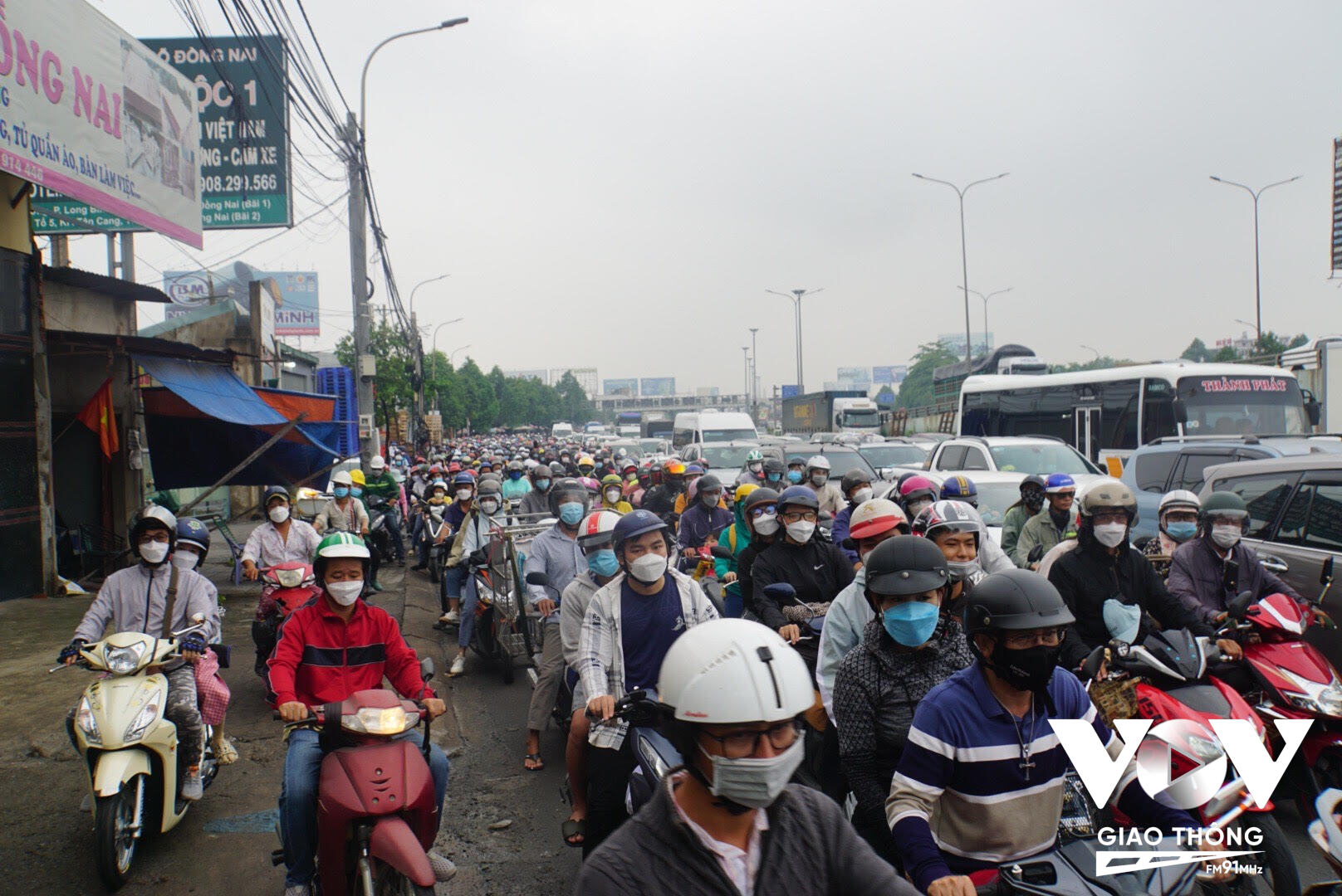 Tại khu vực ngã ba Vũng Tàu (TP. Biên Hòa, tỉnh Đồng Nai) cũng ùn tắc nghiêm trọng số lượng xe từ Quốc lộ 1 rẽ vào Quốc lộ 1 để đi Vũng Tàu quá đông.