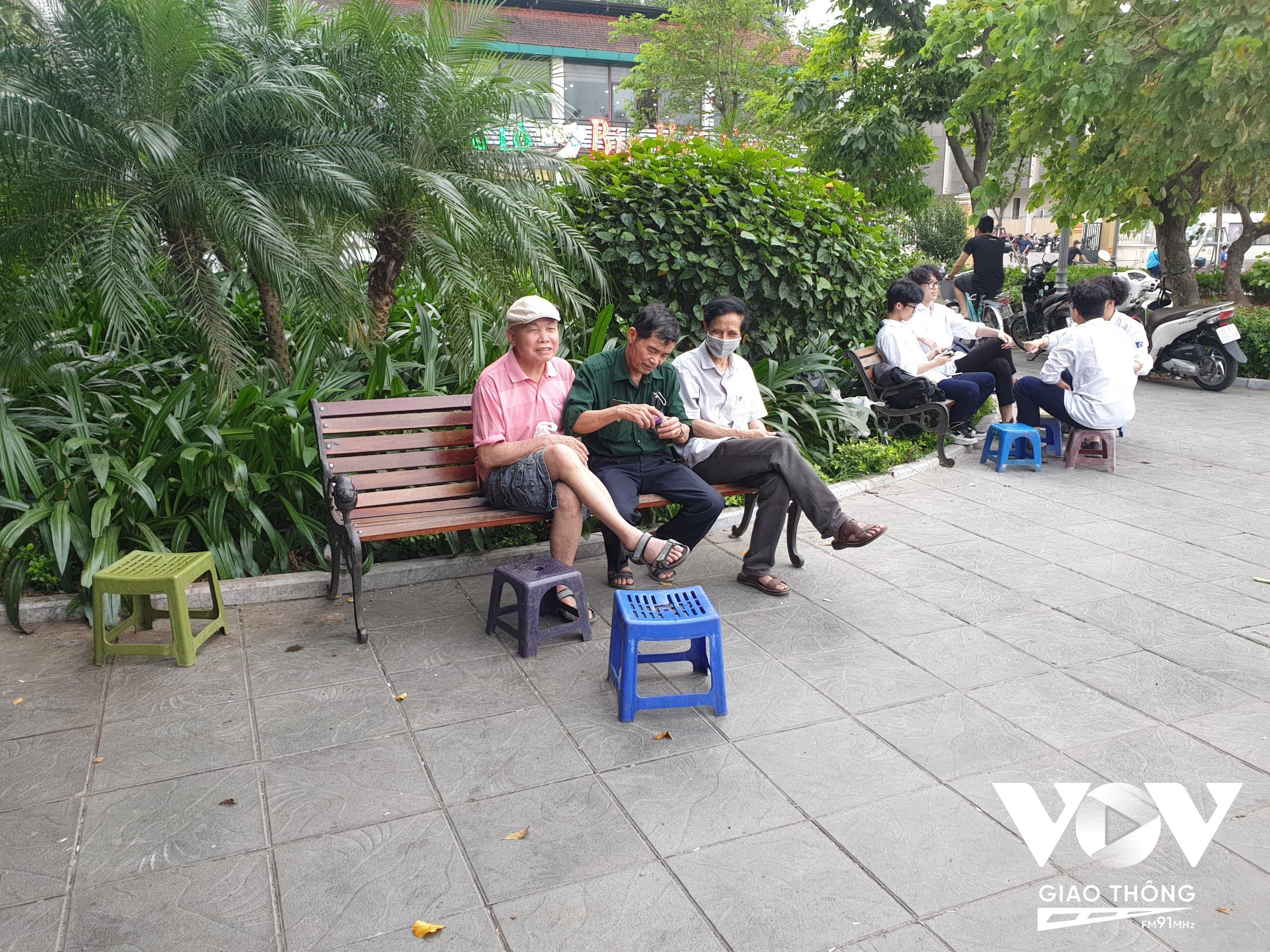 Đường Trích Sài (Tây Hồ, Hà Nội) bàn ghế bày la liệt trên vỉa hè sau khi lực lượng chức năng ra quân ngày 21/4