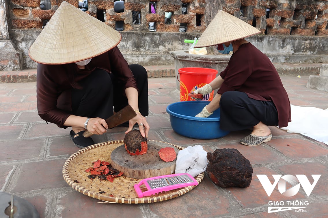 Hoạt động tái hiện nghề truyền thống nhuộm củ nâu; trưng bày trang phục truyền thống; giao lưu các cụ cao tuổi ở Đường Lâm nói về văn hóa của làng.
