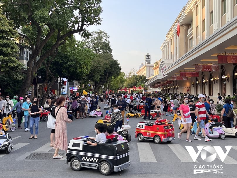 2 ngày cuối tuần, khu vực phố đi bộ xung quanh Hồ Hoàn Kiếm thu hút hàng vạn người dân đến vui chơi
