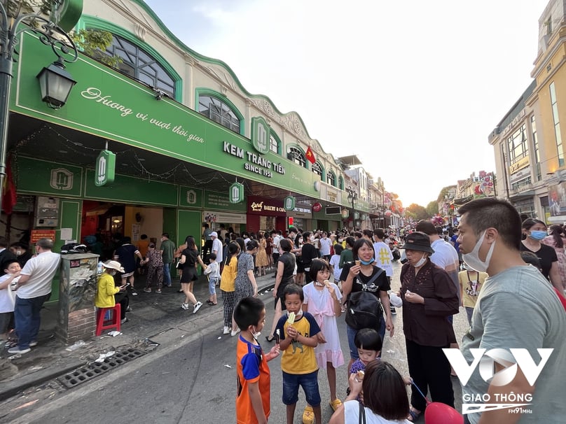 Khu vực Kem Tràng Tiền luôn thu hút đông người tới thưởng thức món 'đặc sản truyền thống' giàu tính văn hoá của Hà Nội