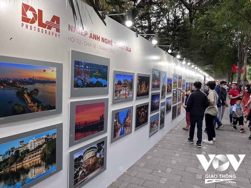 Một triển lãm ảnh nghệ thuật trưng bày trên vỉa hè Hồ Hoàn Kiếm phục vụ du khách