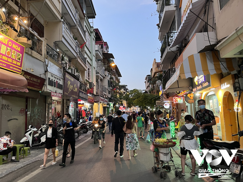 Khu vực phố Tạ Hiện tập trung đông người đến ăn uống, vui chơi