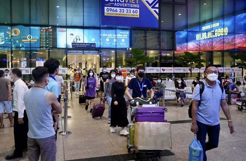Hành khách đổ về sân bay Tân Sơn Nhất chiều tối ngày 3/5. Ảnh: Lao Động
