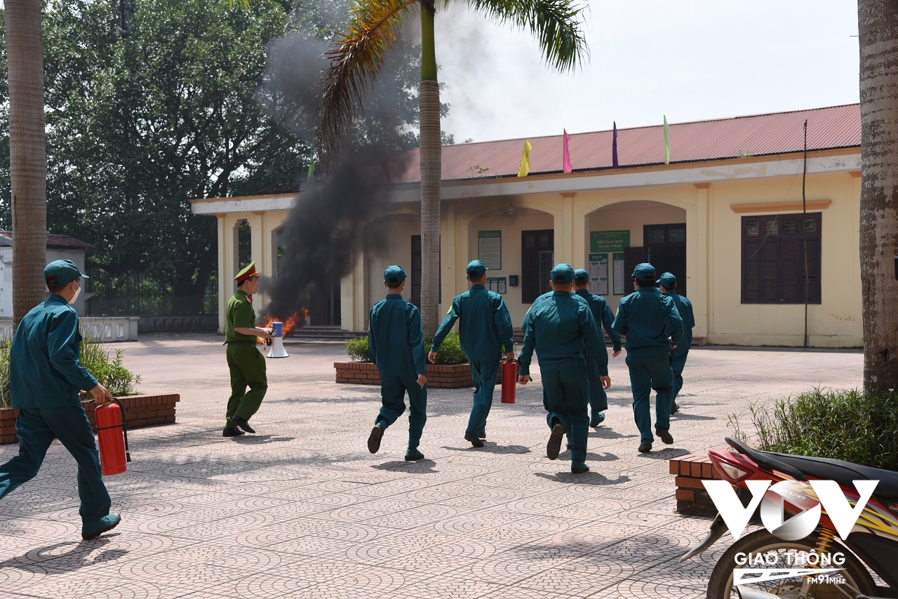 Lực lượng Cảnh sát PCCC&CNCH Công an huyện Quốc Oai (Hà Nội) cùng Công an xã Đại Thành tổ chức diễn tập phương án phòng cháy chữa cháy trong mùa nắng nóng