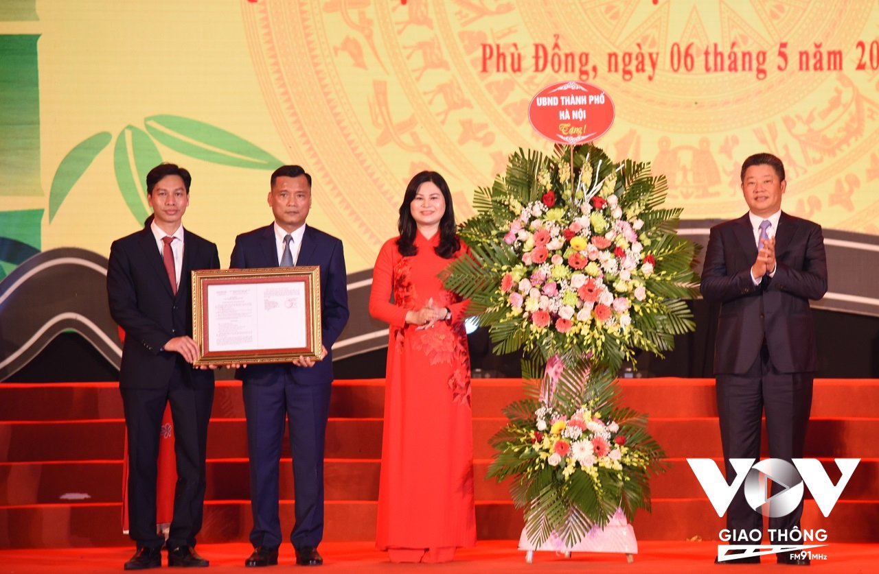 Phó Chủ tịch UBND thành phố Nguyễn Mạnh Quyền trao Quyết định công nhận Điểm du lịch Phù Đổng cho lãnh đạo huyện Gia Lâm, xã Phù Đổng.