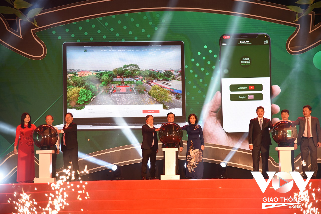 Các đồng chí lãnh đạo thành phố Hà Nội nhấn nút khai trương Cổng thông tin điện tử Du lịch Gia Lâm.