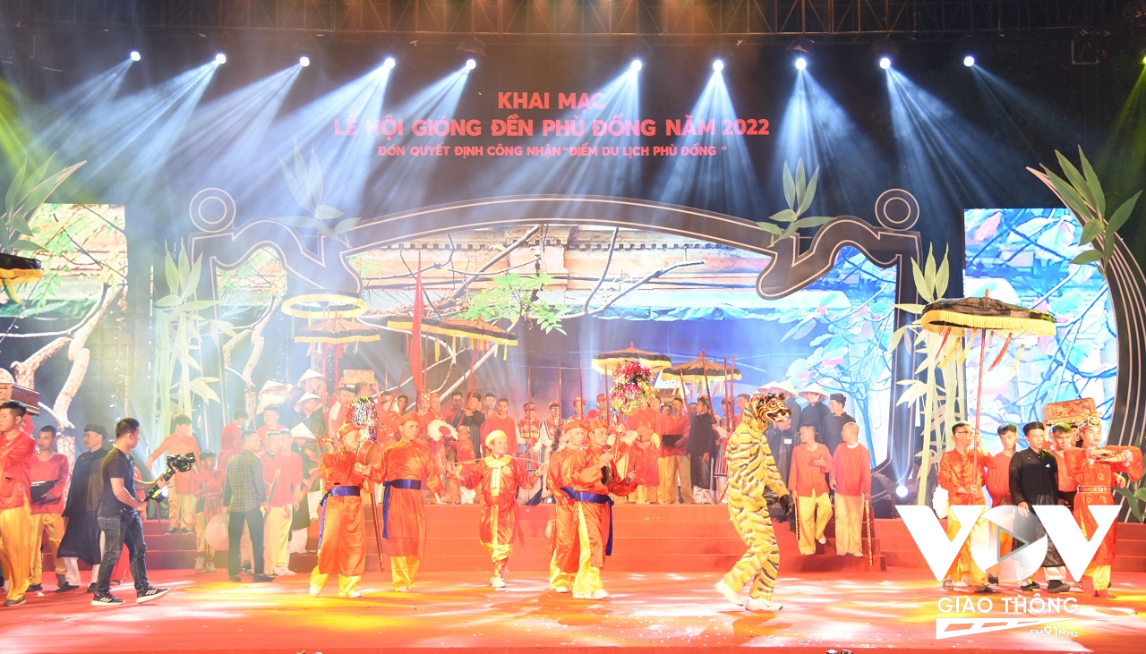 Trình diễn nghệ thuật múa hát Ải Lao tại Lễ hội Gióng Phù Đổng