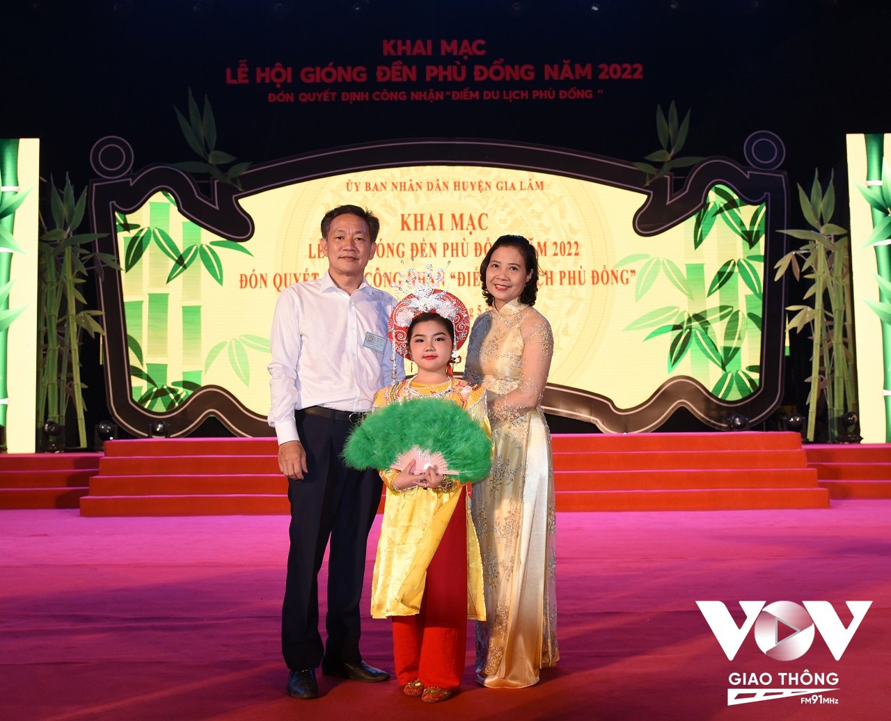 Cháu Nguyễn An Khánh (vai cô Tướng) chụp ảnh cùng gia đình tại Lễ khai mạc Hội Gióng Phù Đổng 2022