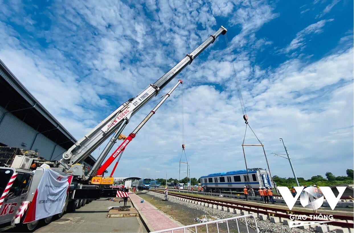Ngày 9/5, 2 đoàn tàu số 16, 17 của tuyến Metro số 1 (Bến Thành - Suối Tiên) đã được đặt lên đường ray để chuẩn bị cho việc vận hành thử nghiệm tại khu vực depot Long Bình (TP. Thủ Đức, TP.HCM).