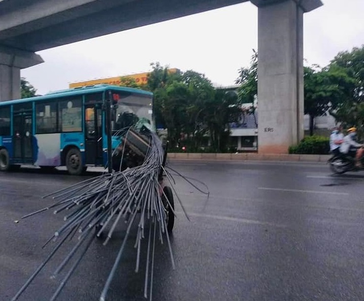 Sáng 08/5, một chiếc xe tự chế chở sắt đã đâm vào xe buýt trên đường Nguyễn Trãi (Hà Nội)