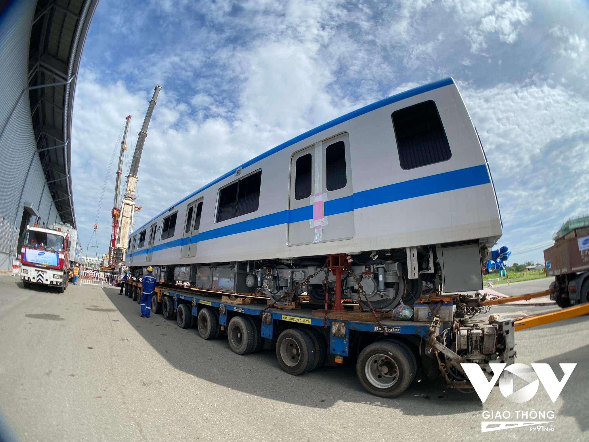 Từ rạng sáng, các kỹ sư cùng nhiều nhân viên của nhà thầu đã túc trực sẵn tại depot Long Bình để kiểm tra, chuẩn bị cho việc nâng hạ các toa tàu lên đường ray.