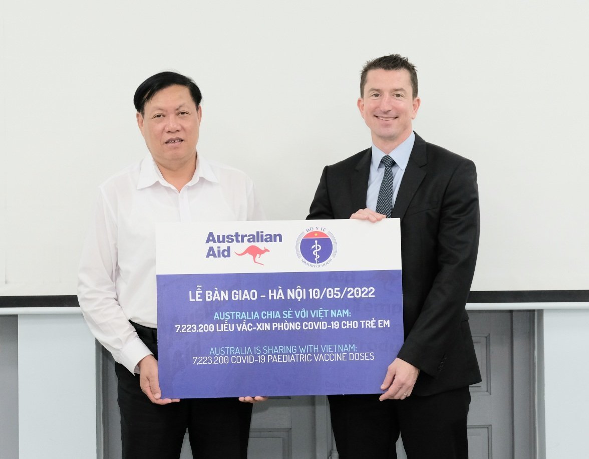 Thứ trưởng Bộ Y tế Đỗ Xuân Tuyên tiếp nhận tượng trưng hơn 7,2 triệu liều vaccine Úc tặng Việt Nam (Ảnh Bộ Y tế)