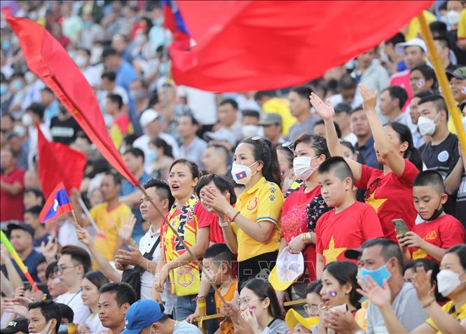 Cổ động viên Việt Nam nhiệt tình cổ vũ cho cầu thủ hai đội U23 Singapore gặp U23 Lào trên sân vận động Thiên Trường (Nam Định), mở màn các trận đấu ở bảng B môn Bóng đá nam tại SEA Games 31 - Ảnh TTXVN