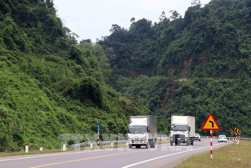 Các xe ô tô lưu thông với tốc độ chậm trên tuyến cao tốc La Sơn – Túy Loan. Ảnh: Đỗ Trưởng - TTXVN