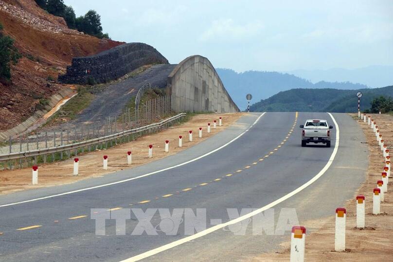 Các xe ô tô lưu thông với tốc độ chậm trên tuyến cao tốc La Sơn – Túy Loan. Ảnh: Đỗ Trưởng - TTXVN