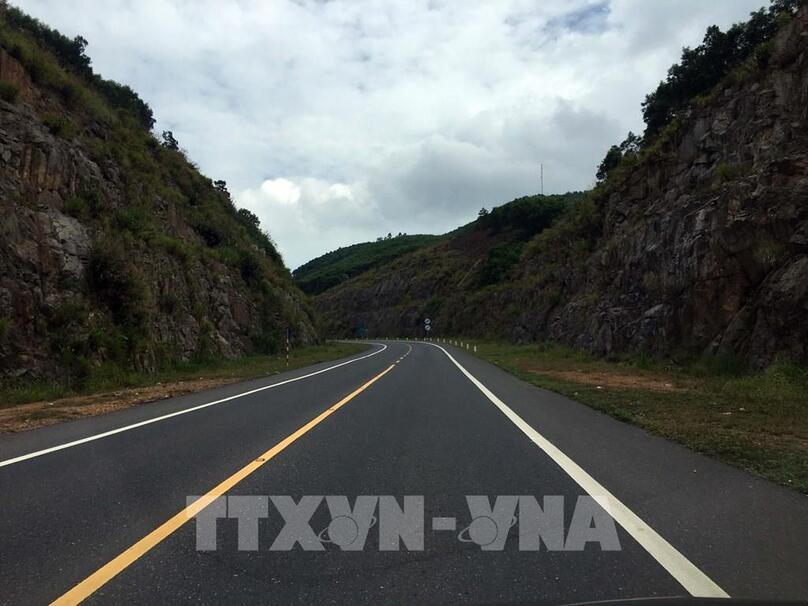 Tuyến đường cao tốc La Sơn – Túy Loan được xây dựng đi qua địa hình đồi núi phức tạp. Ảnh: Đỗ Trưởng - TTXVN