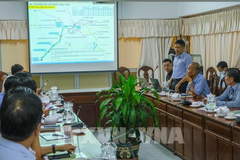 Đại diện Liên danh tư vấn báo cáo về tuyến đường sắt Hồ Chí Minh - Cần Thơ. Ảnh: Thanh Liêm - TTXVN