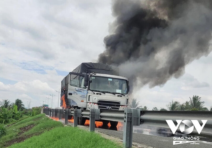 Xe tải chở dầu bốc cháy dữ dội trên cao tốc TP.HCM - Trung Lương. Ảnh: Nhất Hoàng