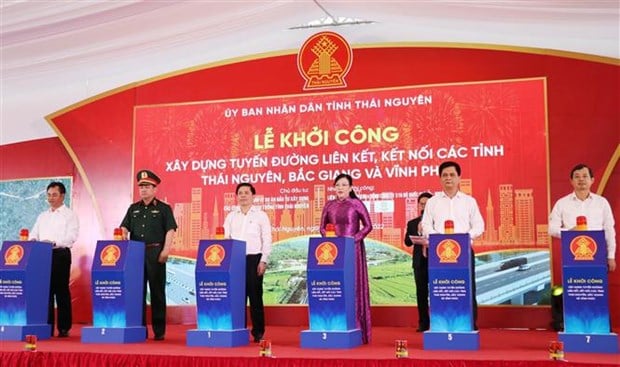 Các đại biểu bấm nút khởi công xây dựng tuyến đường kết nối ba tỉnh Thái Nguyên-Bắc Giang-Vĩnh Phúc. (Ảnh: Hoàng Nguyên/TTXVN)