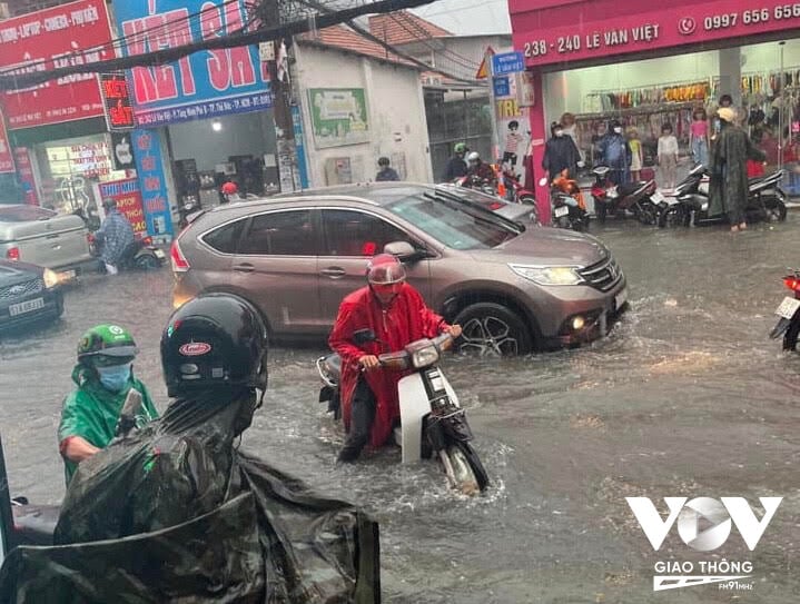 Trên đường Lê Văn Việt đoạn từ Đình Phong Phú đến đường Lã Xuân Oai, ngập kéo dài gần 1km, sâu 30-50cm khiến hàng loạt xe chết máy.