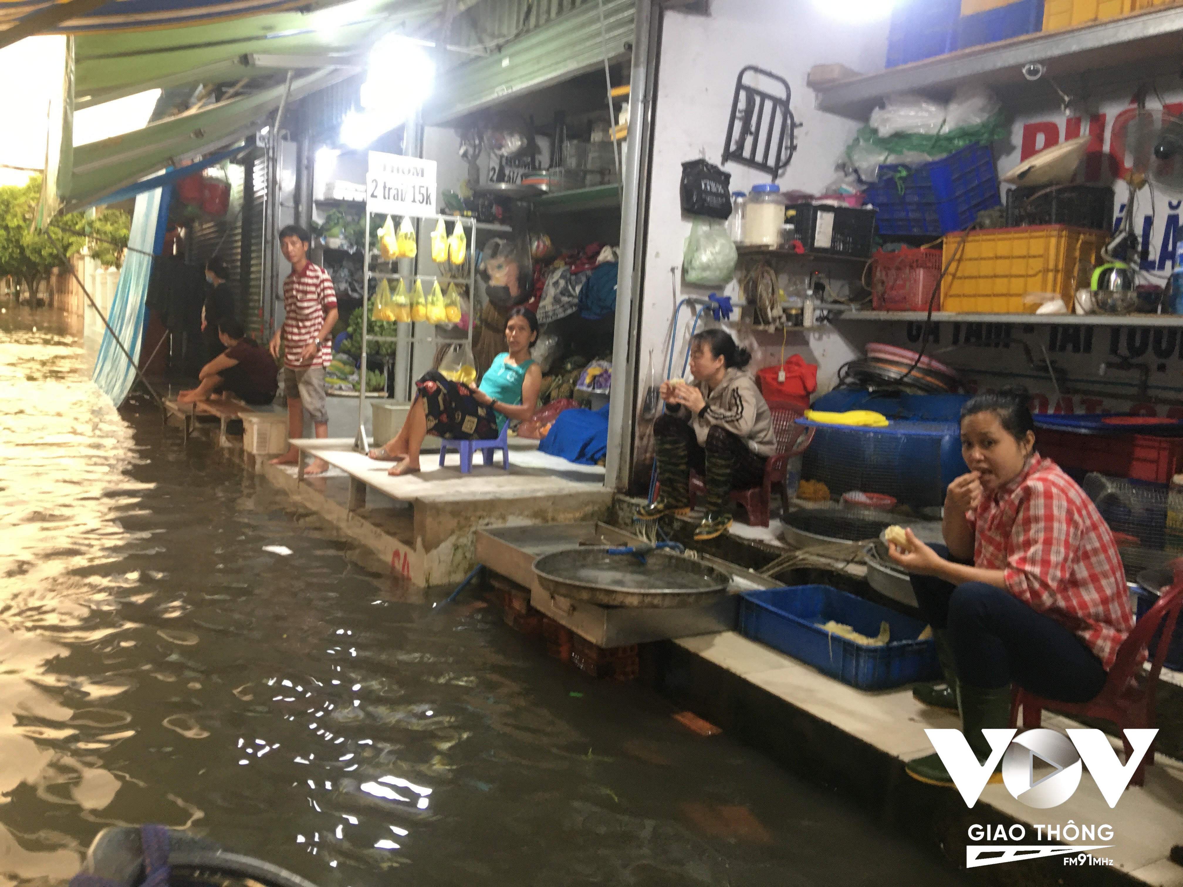 Nhiều tiểu thương buôn bán tại chợ Phước Bình gần đó cũng phải đóng cửa nghỉ sớm.
