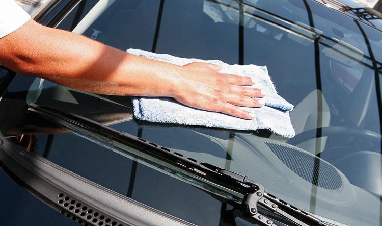 Cần vệ sinh kính chắn gió sạch sẽ để đảm bảo tầm nhìn tốt khi lái xe.
