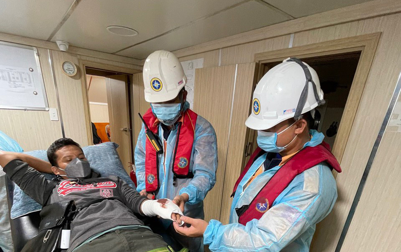 Tổ cấp cứu y tế kiểm tra sức khỏe thủy thủ người nước ngoài bị tai nạn lao động ngay sau khi tiếp nhận.
