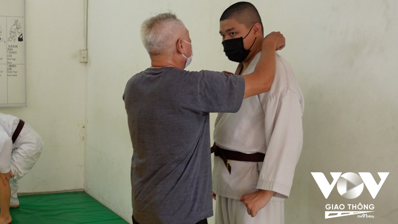Bố của Phú, ông Bình đã gần 60, tuần 2 buổi theo đứa con trai tự kỷ đến lớp Võ Aikido của bà giáo Loan.