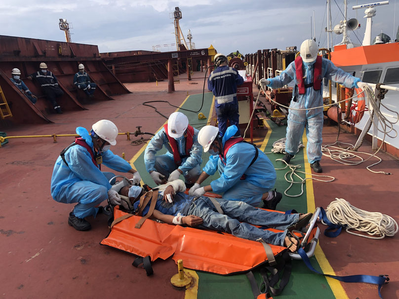 Cứu nạn thành công 2 thuyền viên Philippines gặp nạn trên biển